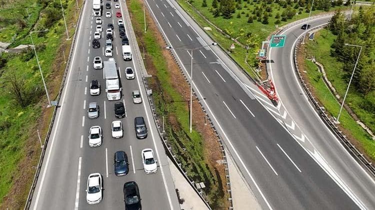 Bolu Dağı geçişinde bayram trafiği yoğunluğu: Uzun araç kuyrukları oluştu
