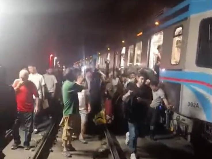 Gaziosmanpaşa'da trafoda çıkan yangın nedeniyle tramvay seferleri durdu